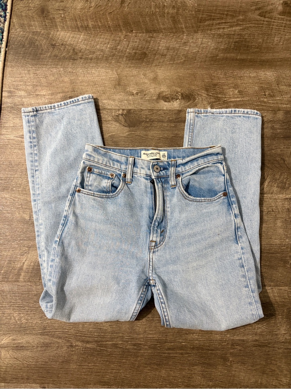 Abercrombie & Fitch Light Wash Women's Jean Capris